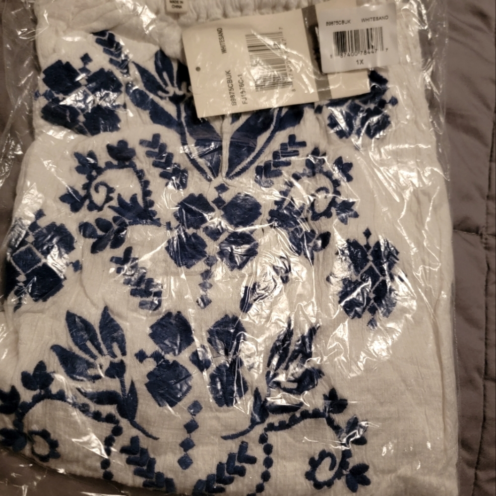 Belk Eye Shadow Blue & White Embroidered New in Bag